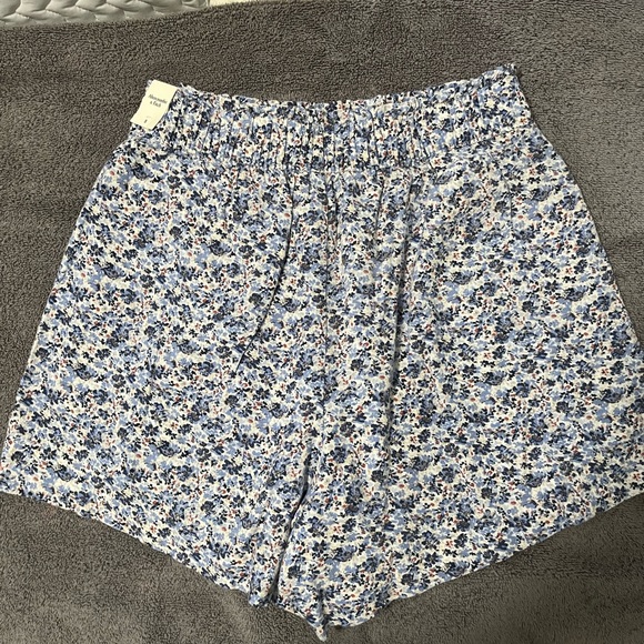 NWT Abercrombie & Fitch Blue Flowered Linen Shorts. Fully lined. Size Small. - Picture 2 of 13